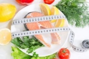 În vreme de pandemie, românii stau acasă şi mănâncă mult. Medic nutriţionist: 'Doza face otrava'