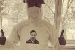 Un medic din Timişoara şi-a lipit poza pe echipamentul de protecţie: „Eu nu mă ascund în spatele combinezonului sau a măştii”