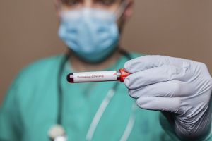 Încă 115 bihoreni au fost „eliberaţi” din centrele de carantină, unde au fost depistaţi 17 infectaţi cu coronavirus. La Oradea s-a mai vindecat un pacient, iar altul a decedat