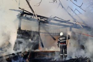 Lumânări uitate aprinse de Paşte au provocat două incendii, la Bucşoaia şi Suceviţa