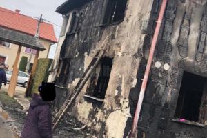 Două case distruse într-un incendiu devastator: doi băieţi de 8 şi 13 ani şi părinţii ...
