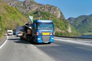 VIDEO Trafic îngreunat pe Valea Oltului din cauza unui transport agabaritic. S-a mers în coloană
