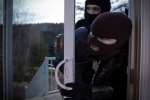 Furturile din societăţi comerciale ar putea creşte în această perioadă. Ce recomandă poliţiştii?