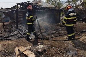 ACUM: Incendiu la anexa unei gospodării din Gura Caliţei