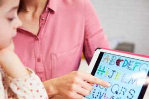 Ministerul Educaţiei a stabilit cum se vor desfăşura cursurile pe perioada pandemiei. Prezenţa elevilor va fi monitorizată online