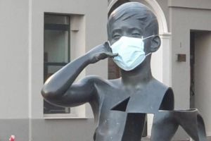 Robu anunţă amenzi între 500 şi 1.500 de lei pentru cei prinşi fără mască de protecţie şi mănuşi, la Timişoara