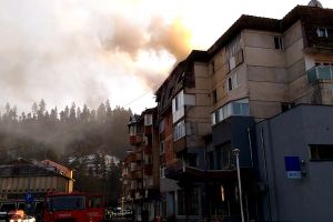 INCENDIU la un apartament în Câmpeni: Au fost evacuate 30 de persoane din bloc. Intervin pompierii cu 2 autospeciale