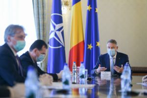 Iohannis discută cu membri ai Guvernului măsurile luate pentru gestionarea epidemiei Covid-19