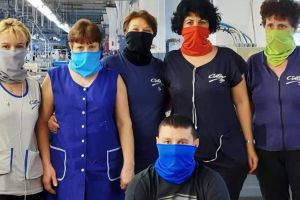Alternativa măştilor medicinale scumpe şi aproape imposibil de găsit se produce chiar la Timişoara