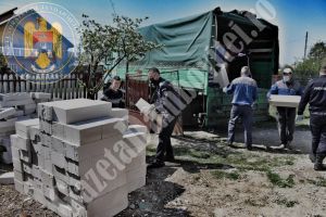 CREVEDIA: Jandarmii au revenit la Georgică cu BCA-uri! Visul copilului, de a avea o casă, se conturează