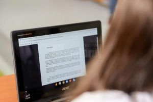 Prezenţa la cursurile online va fi monitorizată, iar elevii ar putea primi note pentru ...