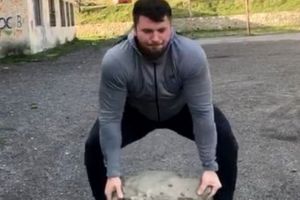 Un campion la atletism se antrenează cu bolovani!