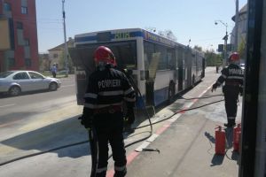 FOTO: Incendiu în centrul Sibiului – A luat foc motorul unui autobuz Tursib