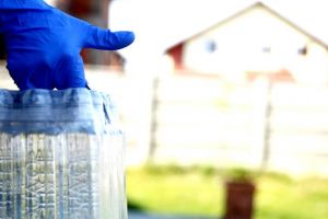 Doctorul Virgil Musta din Timişoara: Poţi să porţi mănuşi la cumpărături, dar când ieşi din magazin le dai jos şi te dezinfectezi