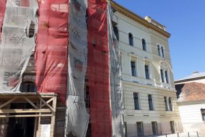 Faţada dinspre Crişul Repede a clădirii Primăriei a fost refăcută 