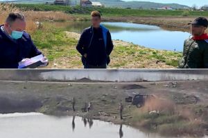 FOTO| Pescari amatori din Noşlac amendaţi cu 4.600 de lei: Au fost prinşi la pescuit în perioada de prohibiţie şi fără declaraţie pe proprie răspundere