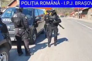 VIDEO Desfăşurare impresionantă de forţe de ordine printre romii din judeţul Braşov!