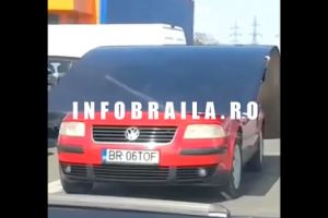 Caruta cu tampiti s-a descarcat la Braila! Soferul “responsabil”, cu o mana pe volan, una pe incarcatura si cu ochii in policarbonat, la drum!