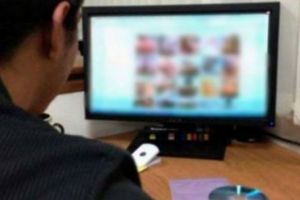 Bucureşteanul care a şantajat o minoră din Sibiu să îi trimită poze şi filmuleţe dezbrăcată – Ce au decis magistraţii