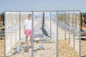Cum ar putea arăta vacanţele pe litoral după relaxarea restricţiilor: „izolete“ din sticlă instalate pe plajă FOTO
