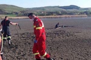FOTO: Băiat împotmolit în nămol salvat de un echipaj ISU Mureş!