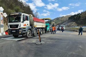 FOTO, VIDEO| A început asfaltarea pe DN 75, porţiunea care trece prin oraşul Câmpeni