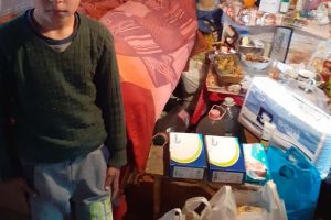 FOTO & VIDEO Dramă într-o familie din Botoşani! Un tată şi copiii săi nu au nici ce pune pe masă. Omul este imobilizat la pat, iar soţia i-a murit