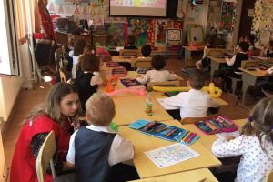 Mii de elevi băcăuani vor învăţa cum să aibă o igienă orală corectă