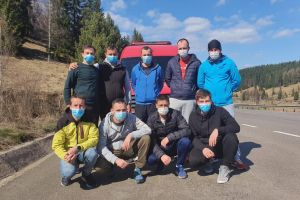 Cei nouă salvatori bistriţeni s-au întors acasă după 14 zile pe frontul bucovinean (FOTO)