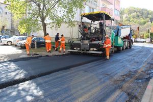 Lucrările pe bani publici, gură de oxigen pentru firmele de construcţii. Unde încep azi asfaltările (FOTO)
