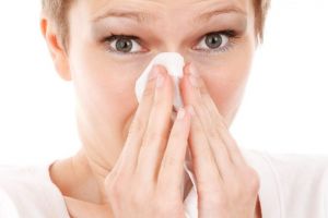 Alergia la praf – Cauze, simptome, factori de risc, tratament