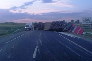 ACUM: Camion răsturnat la intrarea în Focşani | O persoană este încarcerată