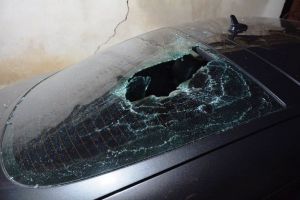 Panică în centrul Focşaniului | Luneta unui autoturism a fost spartă de persoane necunoscute