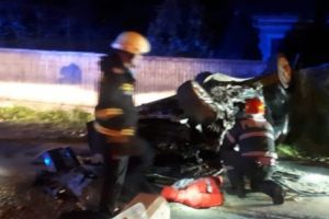 BĂRBAT EXTRAS DIN MAŞINA TRANSFORMATĂ ÎN MORMAN DE FIARE!