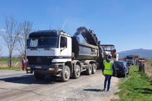 10 kilometri de asfalt nou pe DN10, până la Teliu (Video)