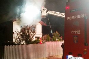 FOTO: Casă cuprinsă de flăcări la Gugeşti