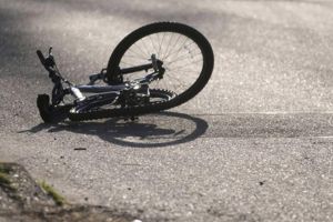 Un copil de 7 ani a murit după ce a căzut de pe bicicletă, la Forăşti
