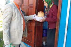 Peste 3.000 de pachete oferite de Dumitru Morhan românilor din nordul Bucovinei