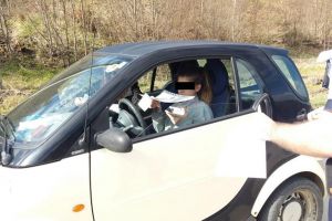 Mamă şi fiică, cu dosare penale: prima era în dreapta, iar fiica minoră la volan