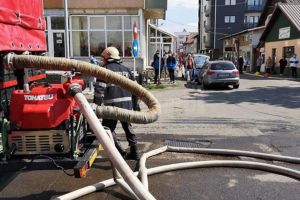 Un incendiu izbucnit într-o zonă aglomerată de case şi anexe din Rădăuţi a pus probleme ...