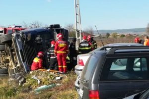 FOTO: Ce spune ISU Vrancea despre accidentul în care un bărbat a fost rănit după ce s-a răsturnat cu autocamionul
