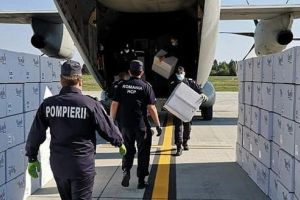 FOTO: Transport de 300.000 de măşti de protecţie pentru România