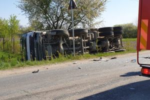 FOTO. Accident între o betonieră şi un autocamion. Un şofer a rămas încarcerat