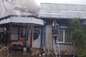 Casă afectată serios de un incendiu izbucnit joi dimineaţă, la Fălticeni