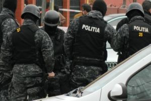 Perchezitii in Ploiesti, la spargatori de case si sedii de firme. 7 persoane, aduse la audieri