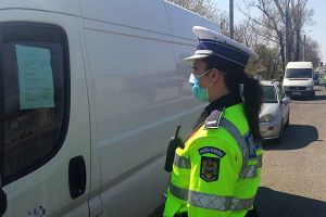 Depistaţi în trafic cu adeverinţe angajator completate cu date false. Dosare penale pentru fals în înscrisuri sub semnătură privată şi uz de fals.