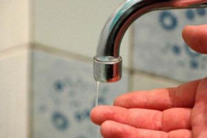 Locuitorii din Racoviţa şi Mârşa rămân luni fără apă
