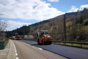 Drumarii au început asfaltări pe DN 17, de la Câmpulung la Pojorâta
