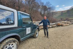 VIDEO| Mircea Trifu pe urmele exploatatorilor de lemn. Cu ajutorul poliţiei, a reuşit să oprească un transport ilegal, care depăşise tonajul admis