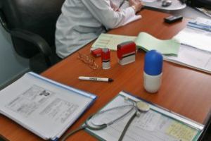 Echipamente de protecţie şi produse dezinfectante donate medicilor de familie de către Consiliul Judeţean